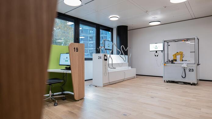 Innenbereich des Talentcenters in Bozen mit verschiedenen Stationen.