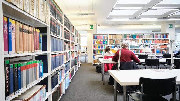 Innenbereich der Tessmann-Bibliothek mit modernen Regalen, Arbeitsplätzen und Sitzbereichen.