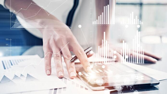 Hand bedient einen digitalen Bildschirm mit Grafikelementen und moderner Umgebung.
