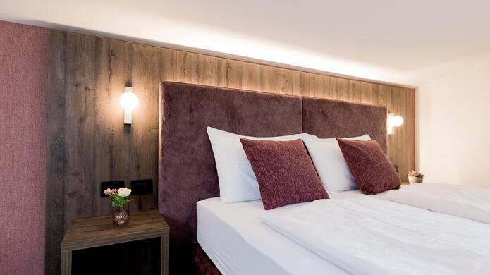 Camera moderna del Chasca Living con letto matrimoniale, testiera imbottita e luce calda.